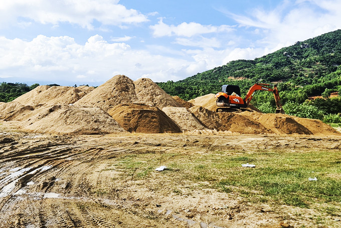 Lực lượng chức năng bắt quả tang một đối tượng khai thác cát trái phép trên địa bàn xã Cam Phước Đông.