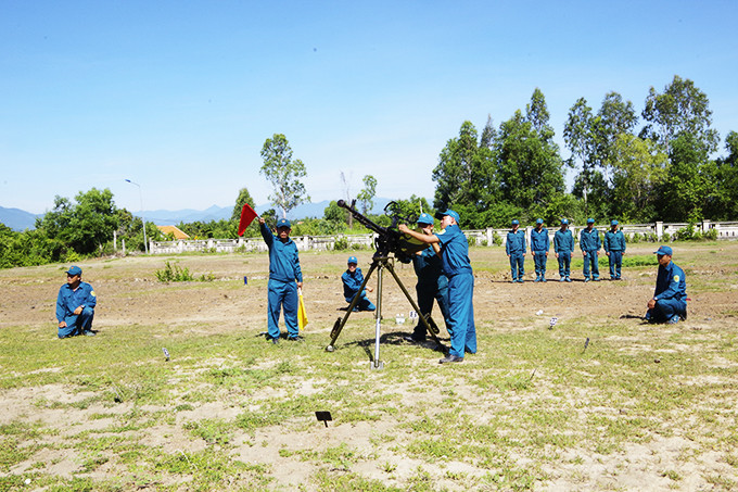Lực lượng dân quân thị xã Ninh Hòa tham gia huấn luyện.