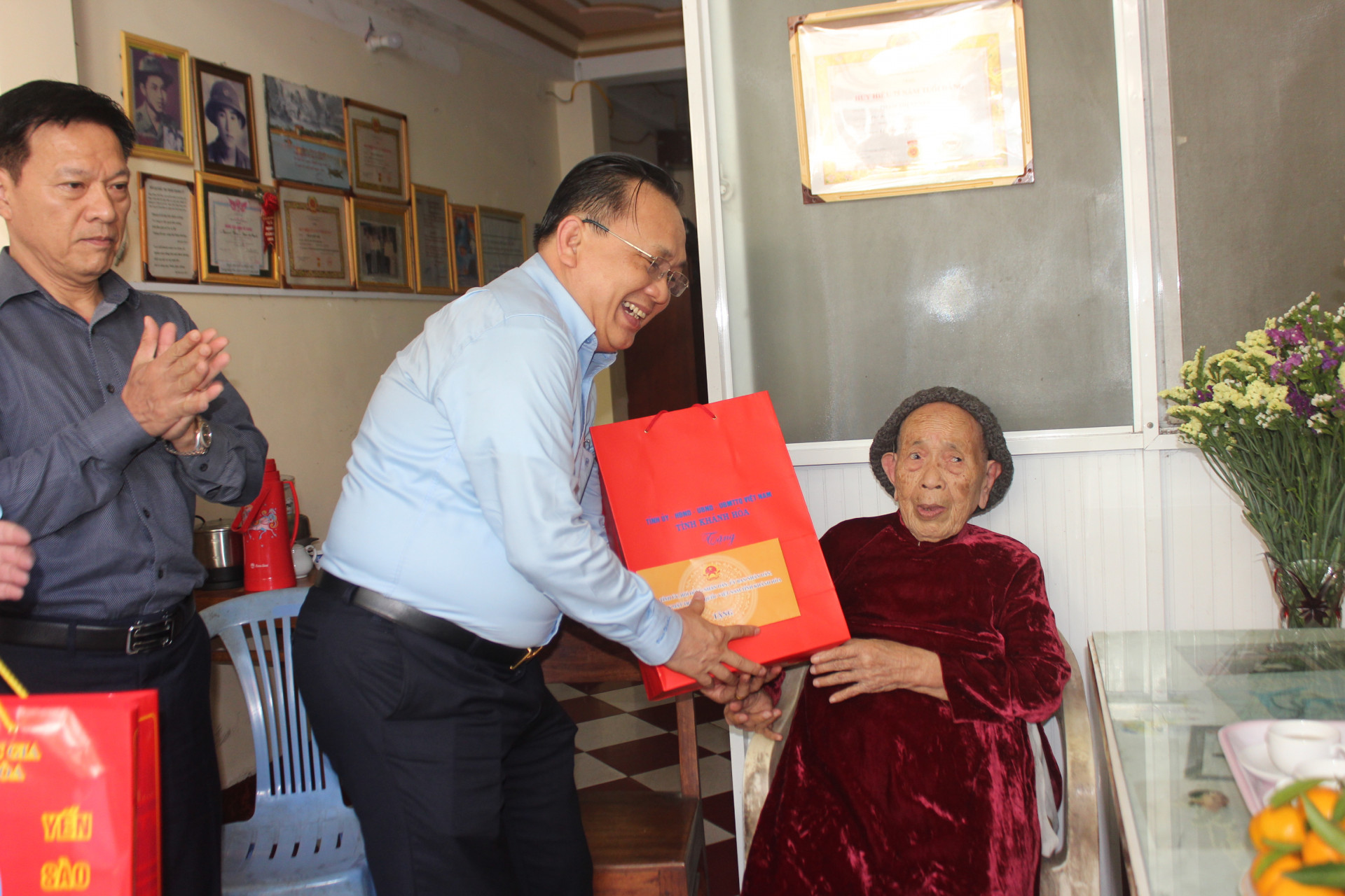 Ông Lê Hữu Hoàng đến thăm, tặng quà cho gia đình bà Phạm Thị Xuyến.
