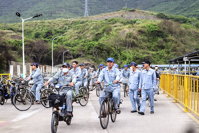 Công nhân của Công ty TNHH  Đóng tàu  Hyundai Việt Nam  đi xe đạp  đến phân khu làm việc.