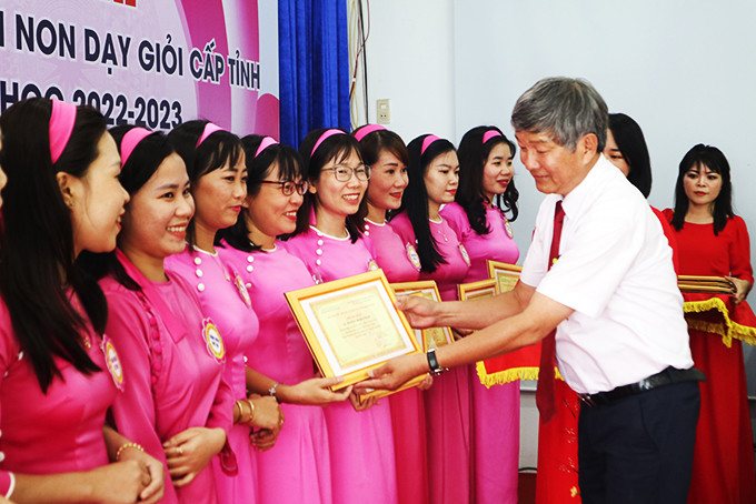 Ông Lê Đình Thuần - Phó Giám đốc Sở Giáo dục và Đào tạo trao giấy chứng nhận  cho các giáo viên mầm non dạy giỏi năm học 2022-2023. 