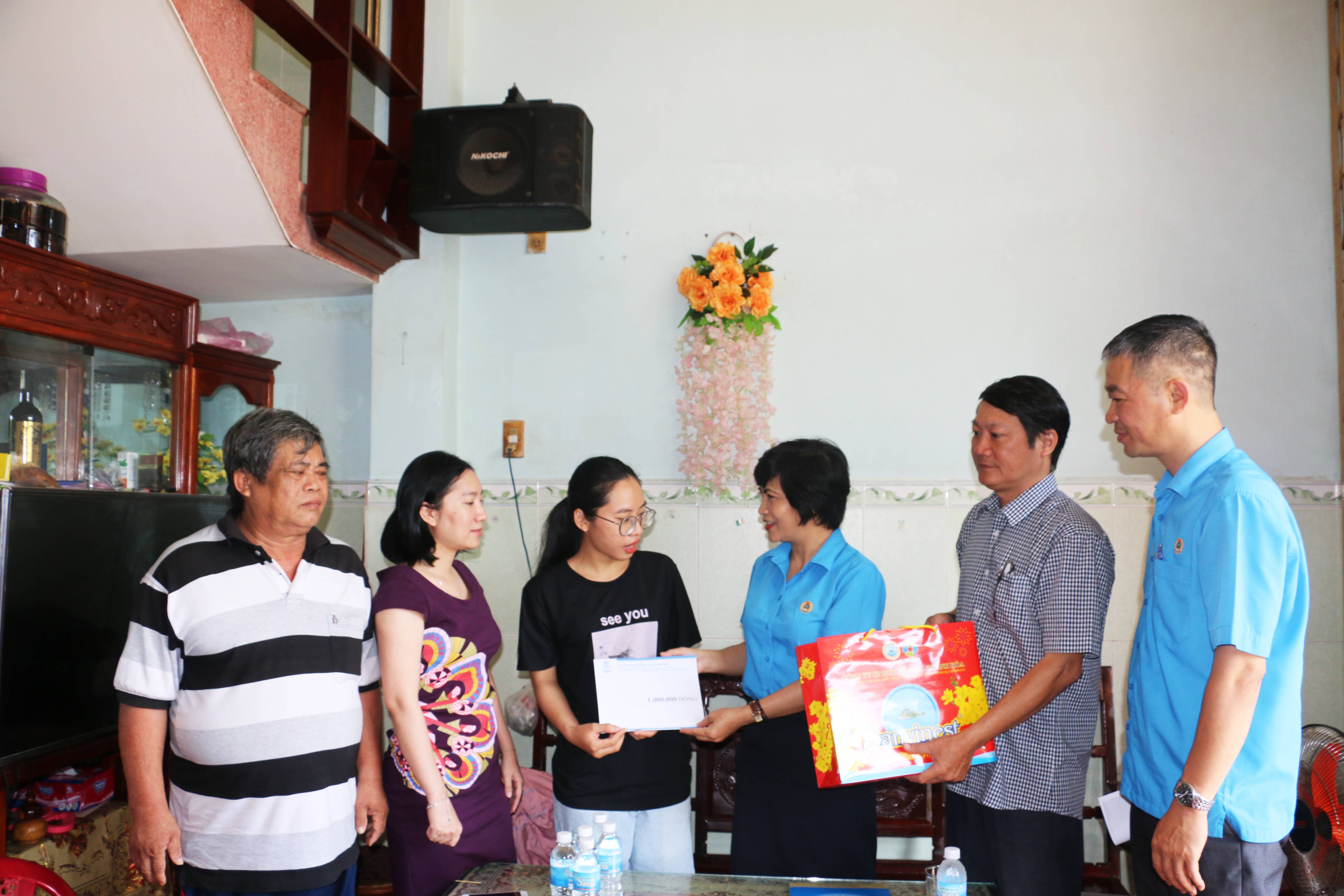 Thăm và trao hỗ trợ cho đoàn viên bị thanh sắt ở nút giao thông Ngọc Hội rơi vào người