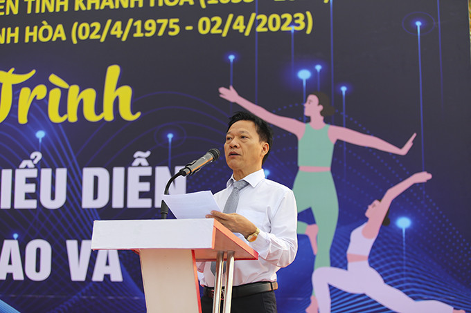 Ông Phan Thanh Liêm-Phó Chủ tịch UBND TP. Nha Trang phát động chương trình biểu diễn đồng diễn khiêu vũ thể thao và yoga trên địa bàn thành phố.