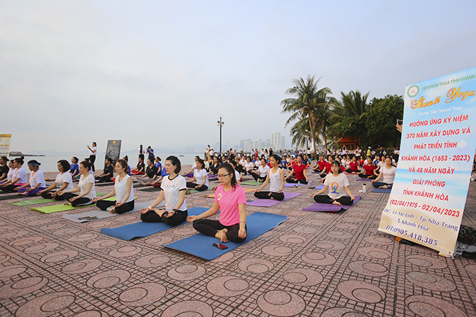 Các thành viên tham gia biểu diễn tiết mục yoga  