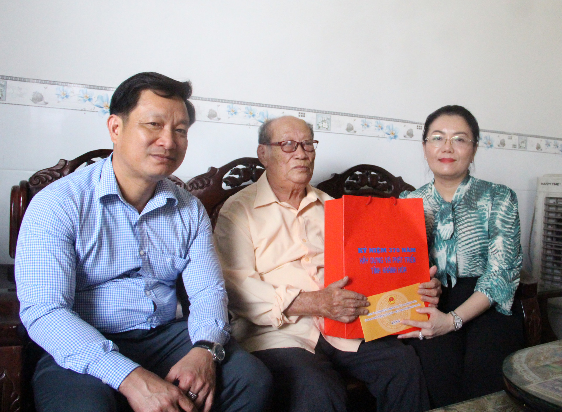 Bà Phạm Thị Xuân Trang trao quà cho gia đình ông Trần Công Tự (xã Cam Thành Bắc).