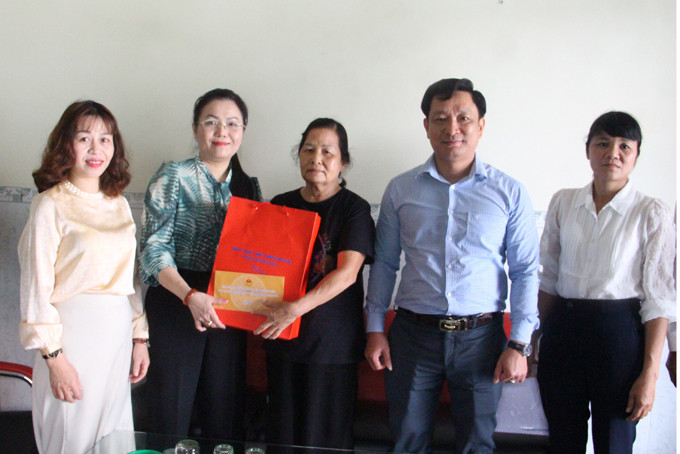  Bà Phạm Thị Xuân Trang trao quà cho gia đình bà Trương Thị Trị (xã Cam Thành Bắc).