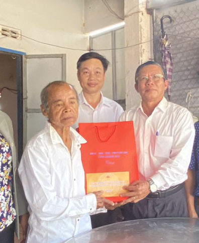  Ông Trần Ngọc Thanh thăm, tặng quà cho gia đình ông Lê Danh Trường