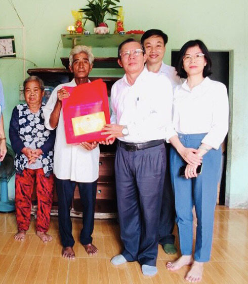 Ông Trần Ngọc Thanh thăm, tặng quà gia đình ông Cao Thắng Kỳ