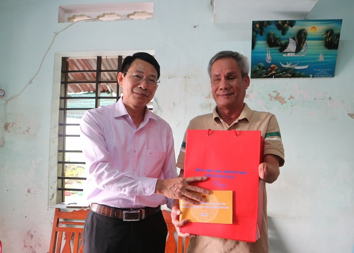 Ông Đinh Văn Thiệu thăm, tặng quà gia đình ông Thái Văn Xa.