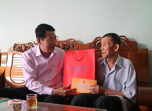 Ông Đinh Văn Thiệu thăm, tặng quà gia đình ông Nguyễn Văn Kháng.