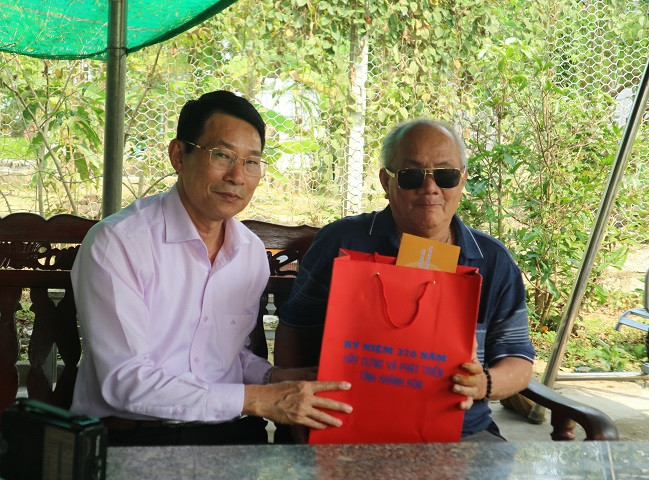 Ông Đinh Văn Thiệu thăm, tặng quà gia đình ông Phạm Thành Thông.