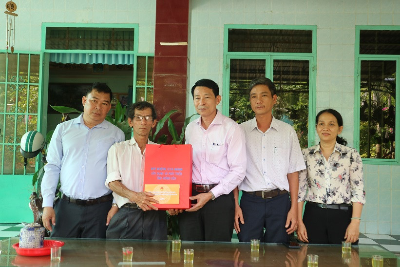Ông Đinh Văn Thiệu thăm, tặng quà gia đình ông Lê Văn Đồng.