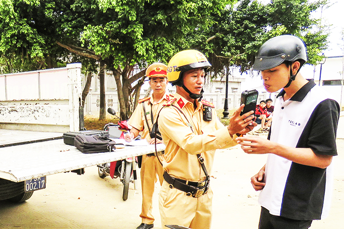 Vạn Ninh: Phát động phong trào thi đua đảm bảo trật tự, an toàn giao thông
