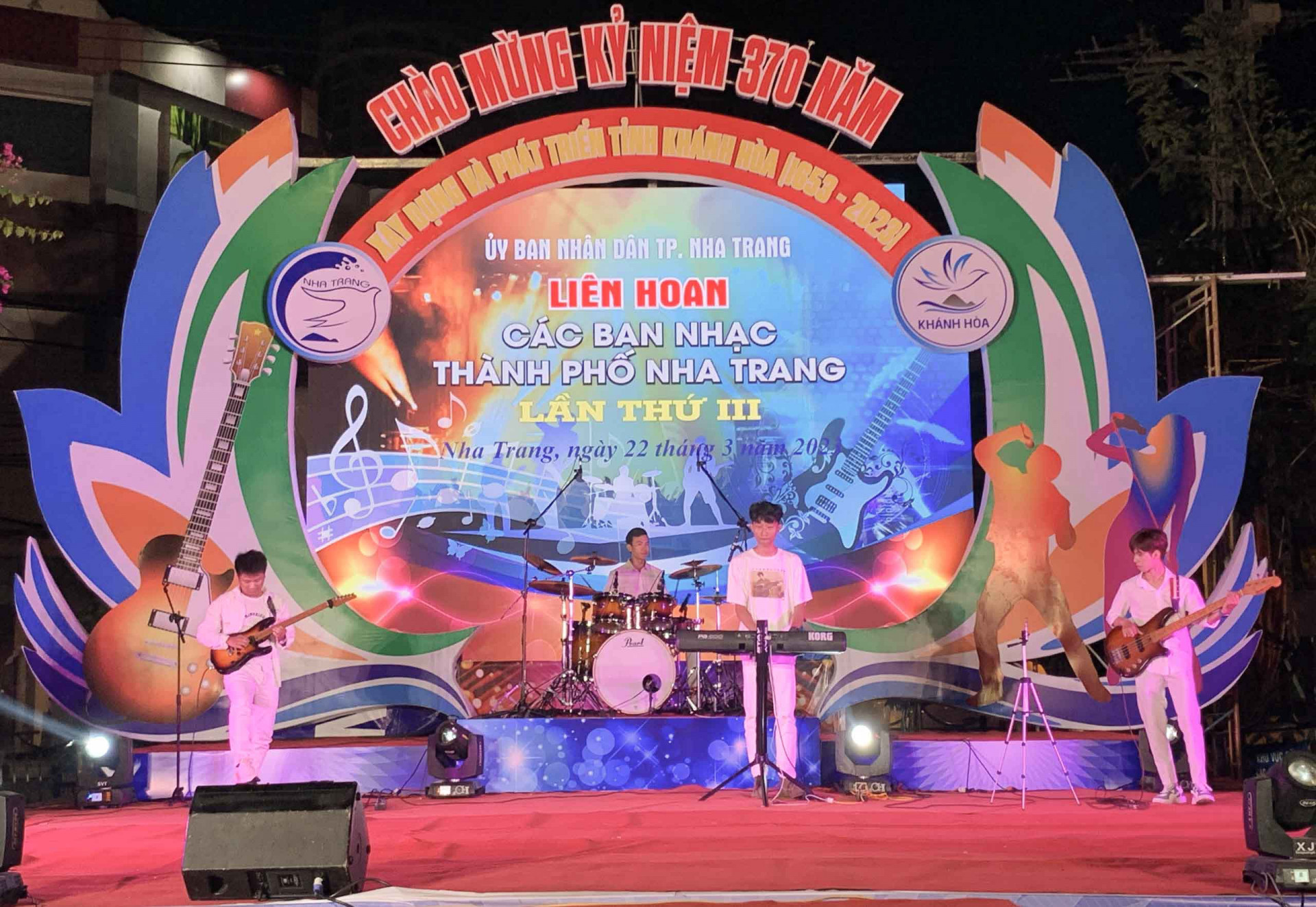 Phần biểu diễn của một ban nhạc tại liên hoan Nhịp điệu Nha Trang. 