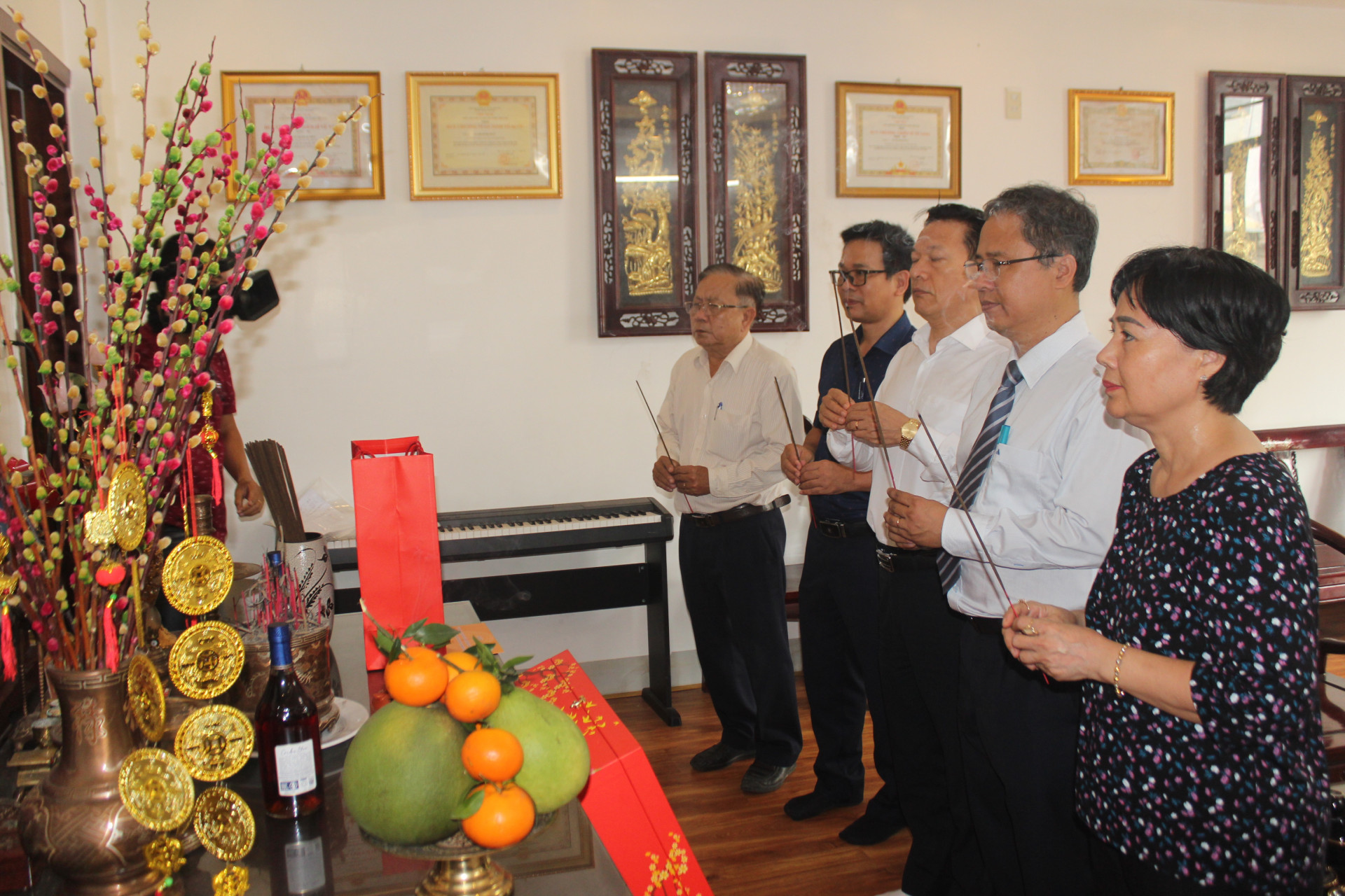 Ông Trần Hòa Nam và lãnh đạo TP. Nha Trang thắp hương cho các liệt sĩ tại gia đình Mẹ Việt Nam Anh hùng Lê Thị Minh Thủy.