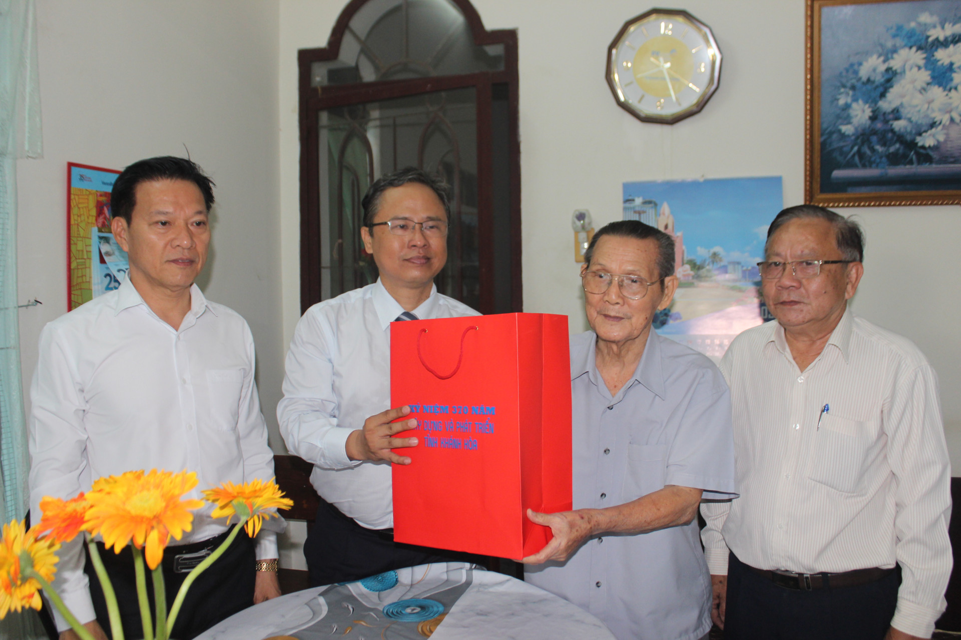 Ông Trần Hòa Nam tặng quà cho thương binh Trần Định.