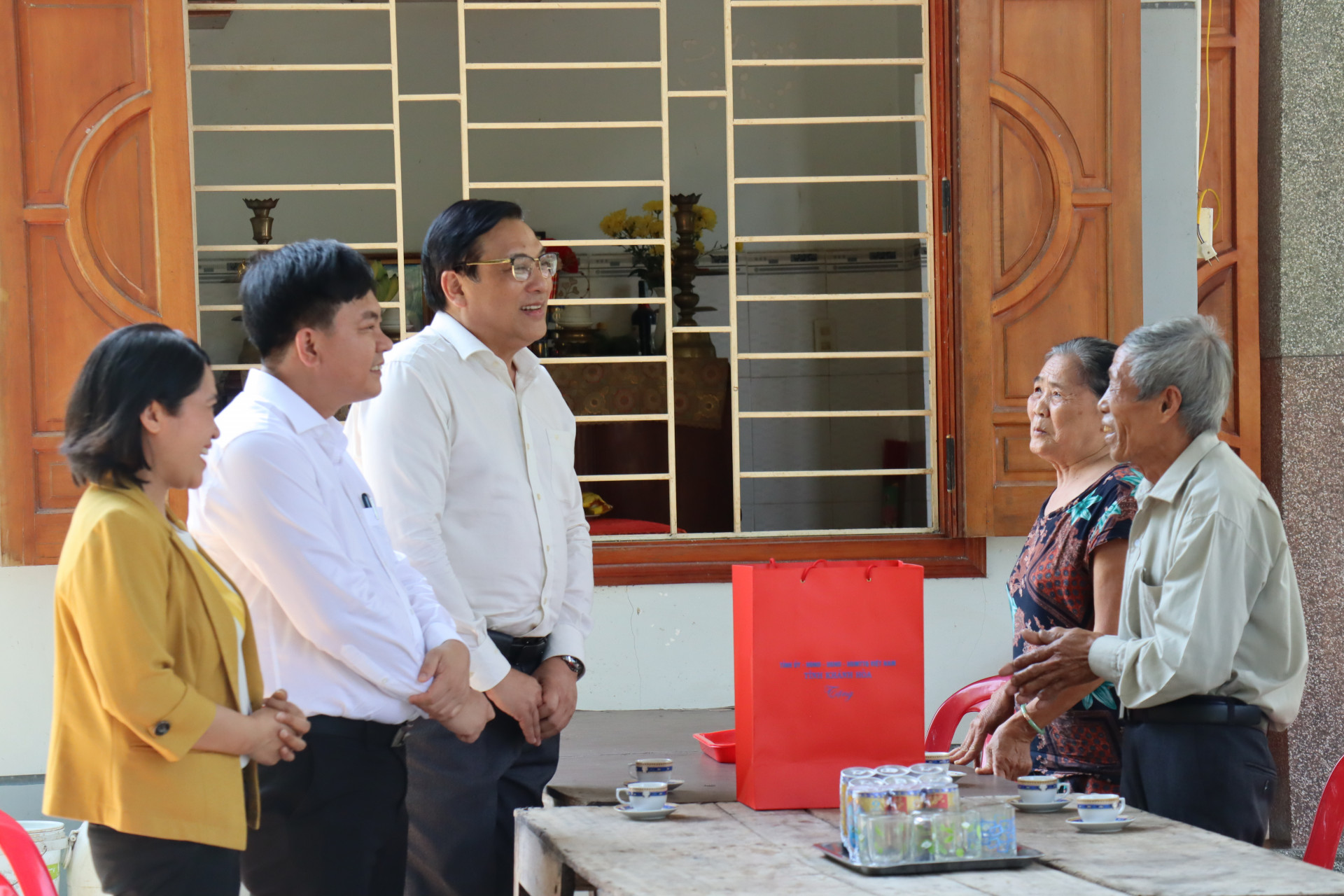 Đồng chí Lê Hữu Thọ thăm hỏi, động viên gia đình ông Nguyễn Thành