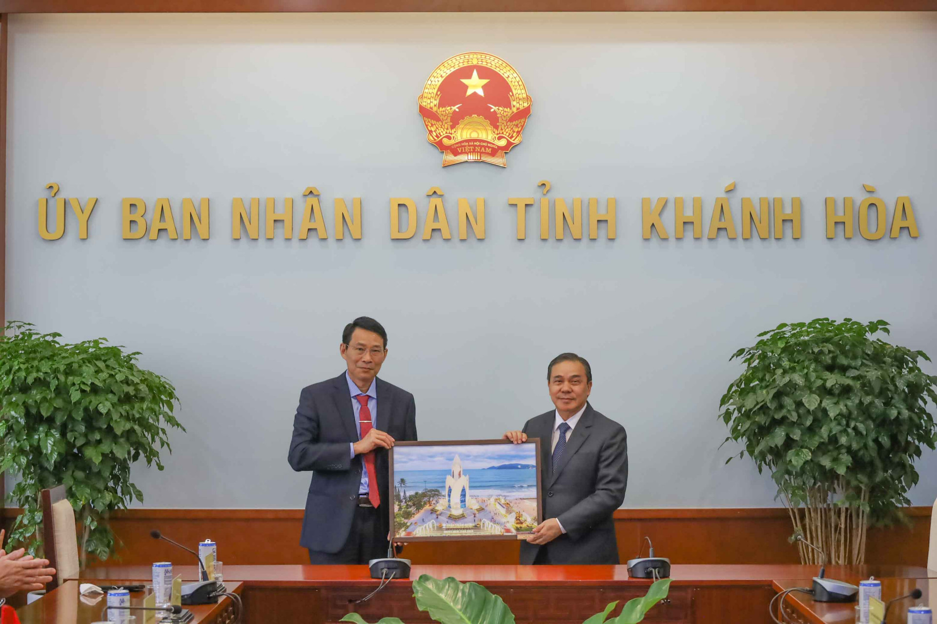 Ông Đinh Văn Thiệu tặng Đại sứ Lào tại Việt Nam bức ảnh về TP. Nha Trang. 