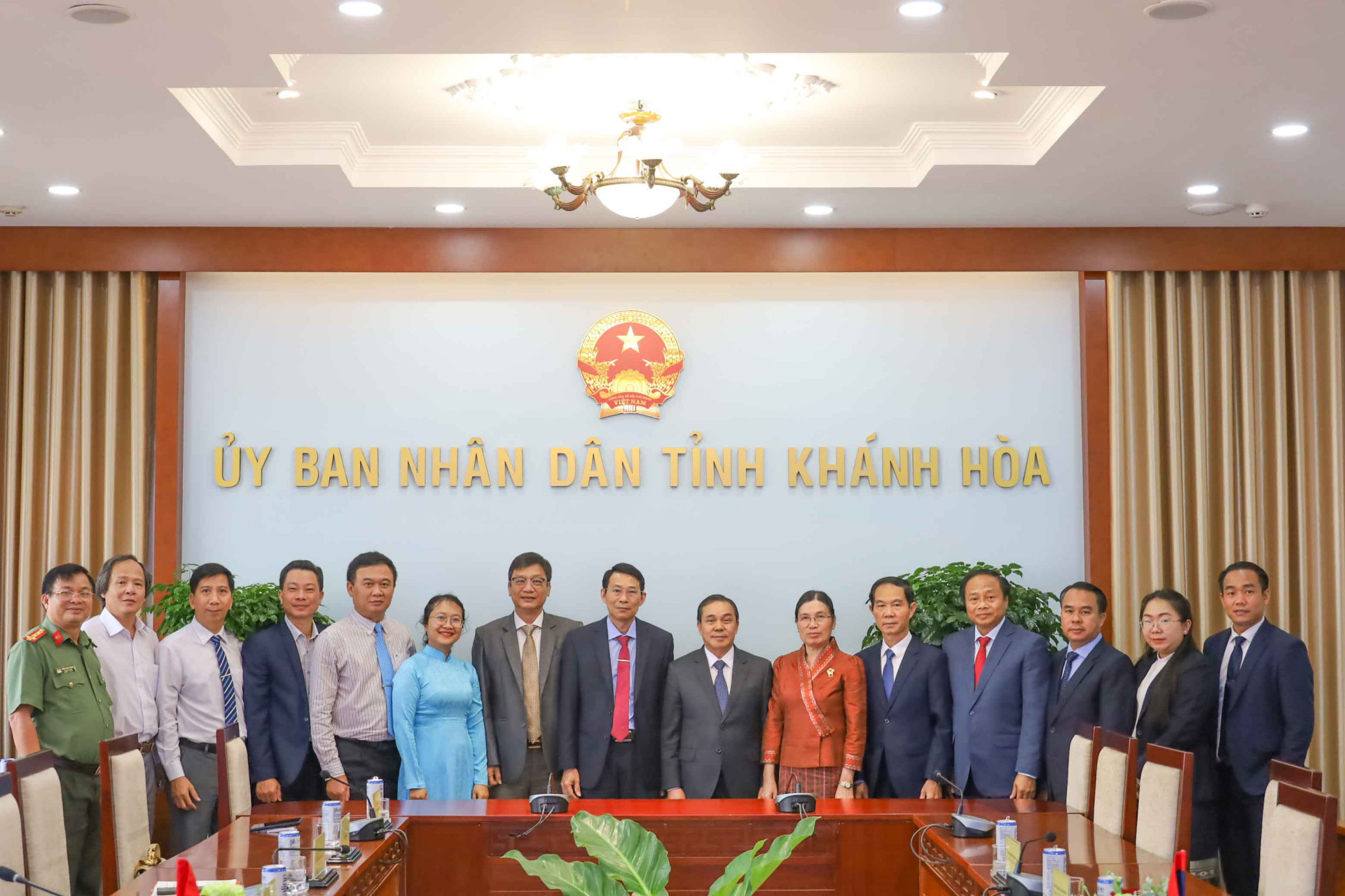 Các thành viên đoàn công tác Đại sứ quán Lào tại Việt Nam chụp hình kỷ niệm cùng lãnh đạo tỉnh Khánh Hòa và đại diện các sở, ngành. 