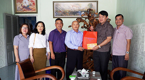 Ông Lương Đức Hải cùng đoàn công tác thăm, tặng quà gia đình ông Trần Mỹ Thái.