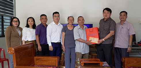 Trưởng Ban Nội chính Tỉnh ủy Khánh Hòa cùng đoàn công tác đến thăm, tặng quà gia đình ông Nguyễn Danh Hòa