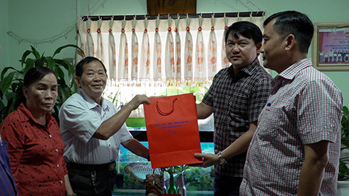 Trưởng Ban Nội chính Tỉnh ủy Khánh Hòa đến thăm, tặng quà gia đình ông Trần Hữu Ninh