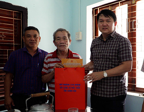 Ông Lương Đức Hải cùng đoàn công tác đến thăm, tặng quà gia đình ông Trịnh Xuân Mậu 