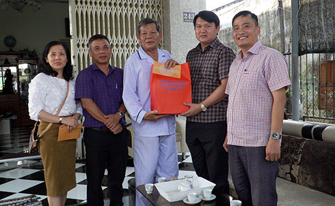 Ông Lương Đức Hải cùng đoàn công tác đến thăm, tặng quà gia đình bà Lâm Thị Thu 