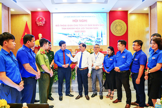 Chủ tịch UBND tỉnh Nguyễn Tấn Tuân trò chuyện với các thanh niên.