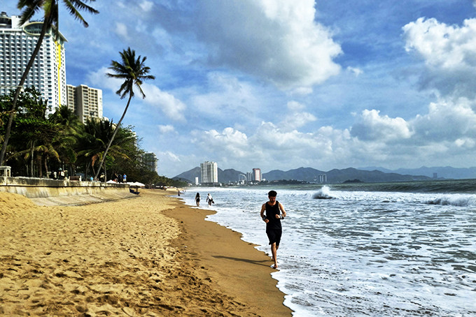  Người nước ngoài cũng tham gia chạy bộ dọc bãi biển. Ảnh: G.C