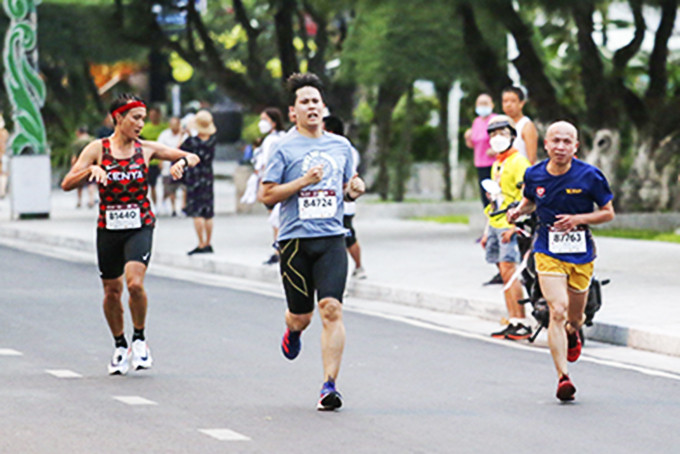 Các vận động viên nghiệp dư tham gia giải chạy VNExpress 2022 tại Nha Trang. Ảnh: Phúc Hiếu
