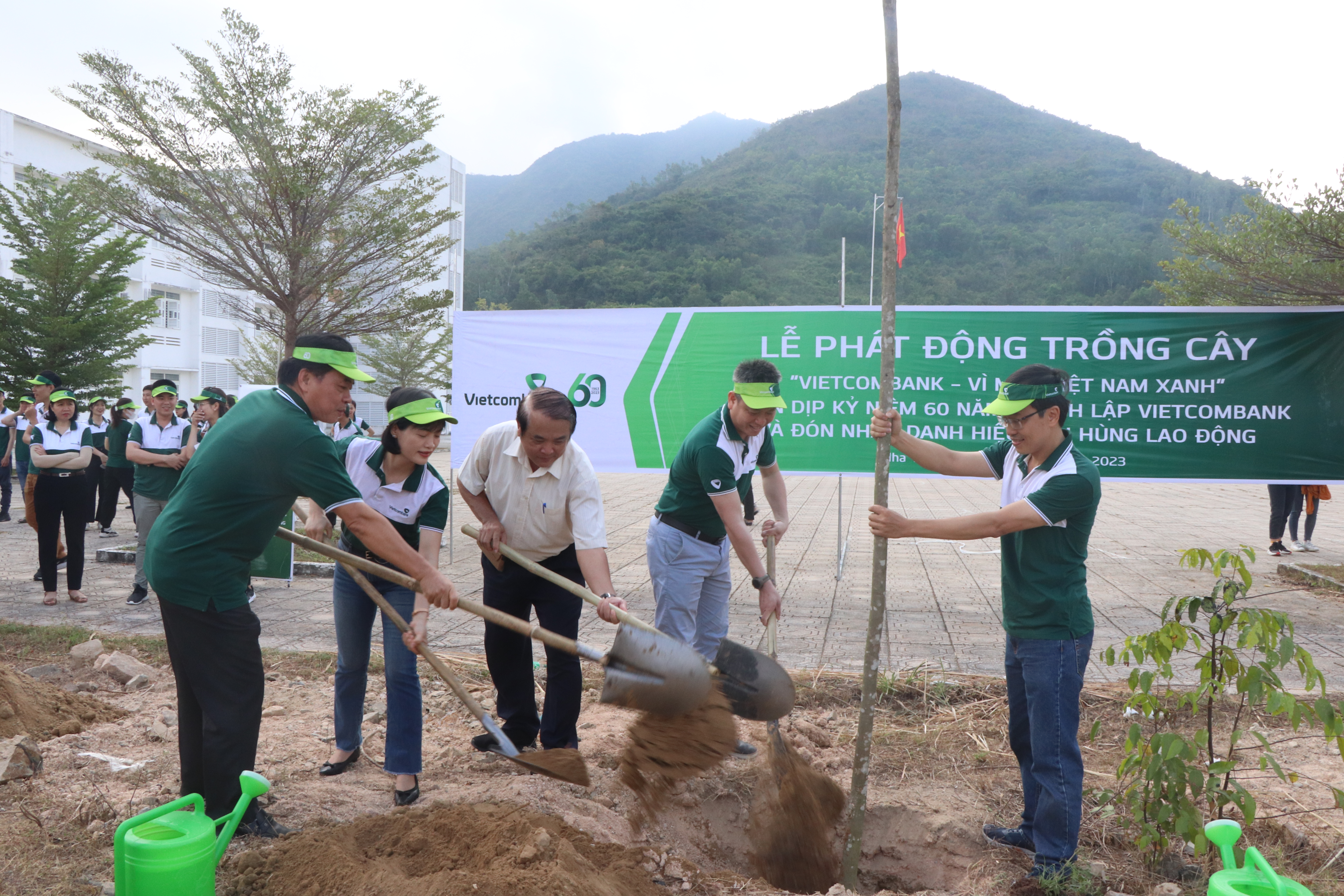 Vietcombank phát động trồng 1.000 cây xanh tại Khánh Hoà