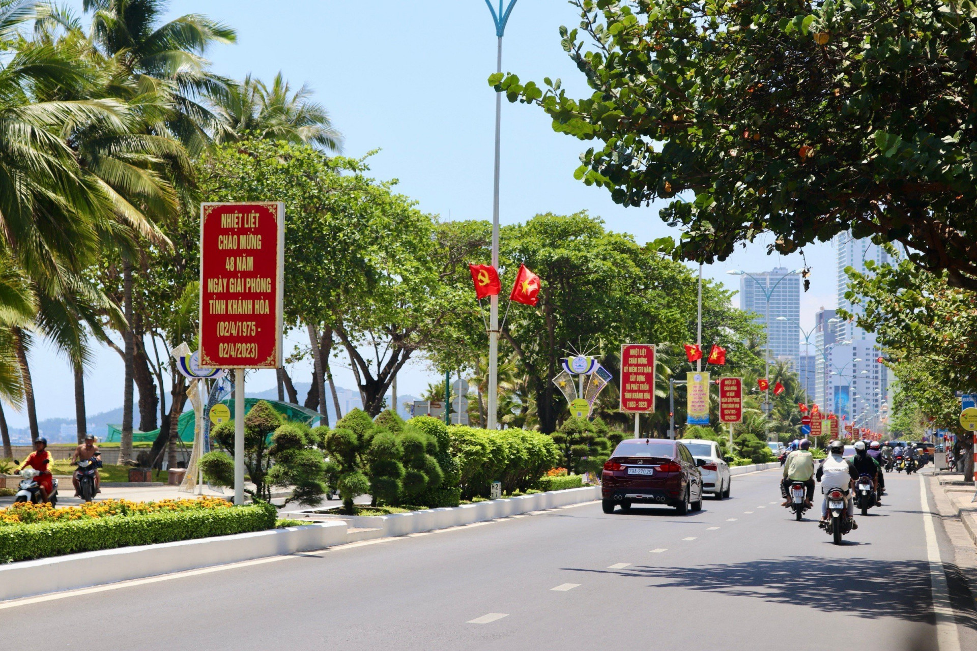 Tuyến đường trung tâm TP. Nha Trang rực rỡ cờ hoa ngày 25-3.