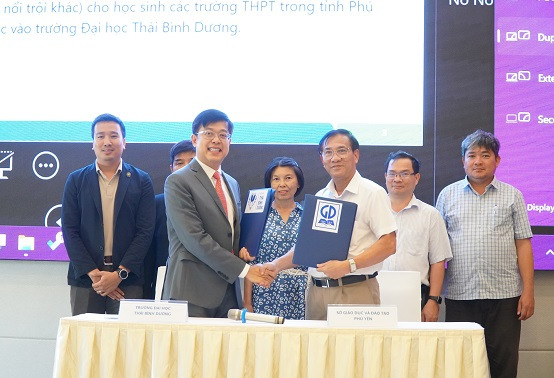 Hiệu trưởng Trường Đại học Thái Bình Dương (bên trái) và lãnh đạo Sở Giáo dục và Đào tạo tỉnh Phú Yên ký kết biên bản ghi nhớ hợp tác. 