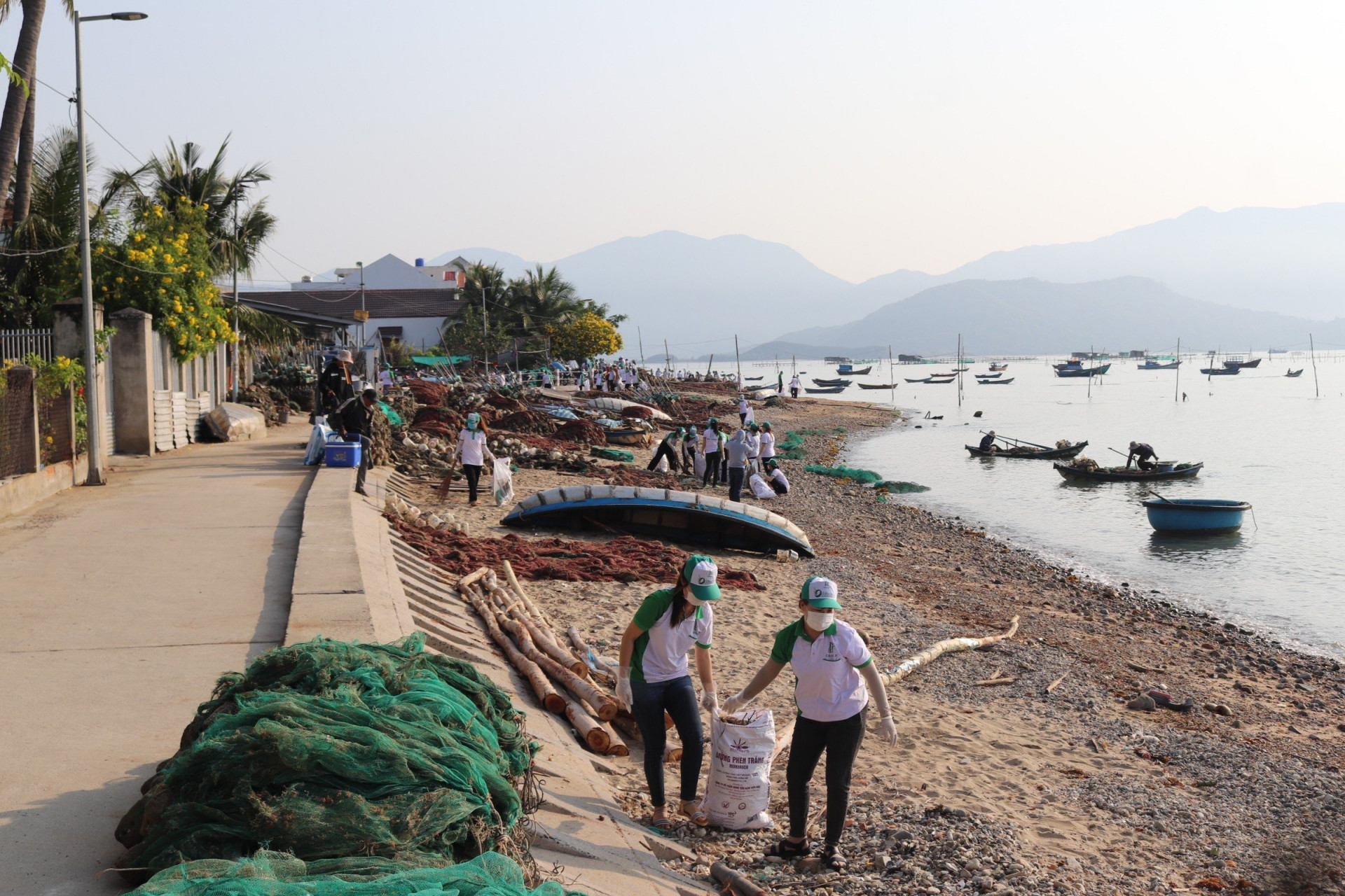 Các bạn trẻ thu gom rác ở bãi biển thôn Lương Hòa.
