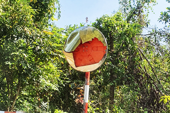 Cần thay mới gương cầu lồi giao thông