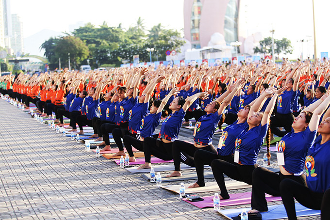 <p>Người dân phố biển hưởng ứng Ngày Quốc tế Yoga tại Nha Trang.</p>