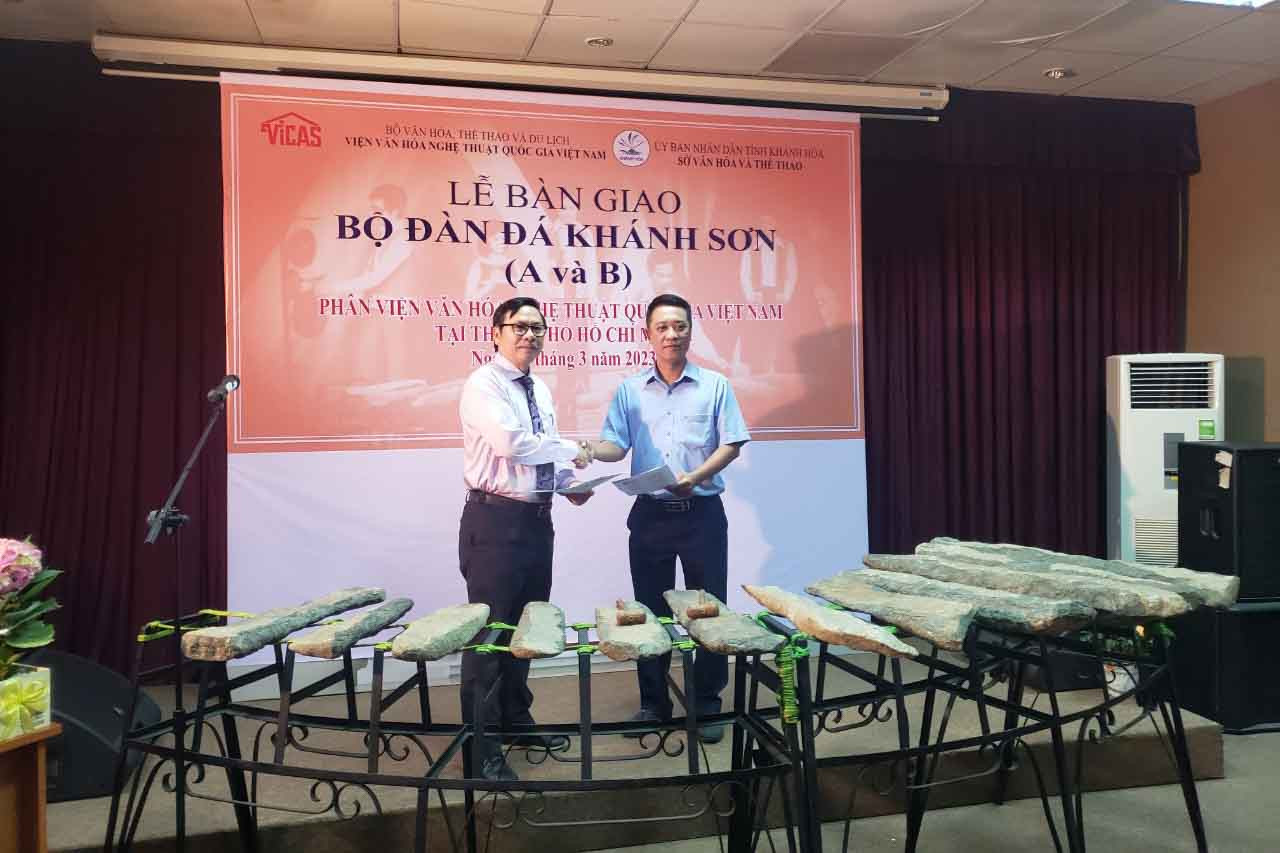 Lãnh đạo Bảo tàng tỉnh Khánh Hòa (bên phải) tiếp nhận bàn giao hai bộ đàn đá Khánh Sơn từ lãnh đạo Phân viện Văn hóa Nghệ thuật quốc gia Việt Nam tại TP Hồ Chí Minh.