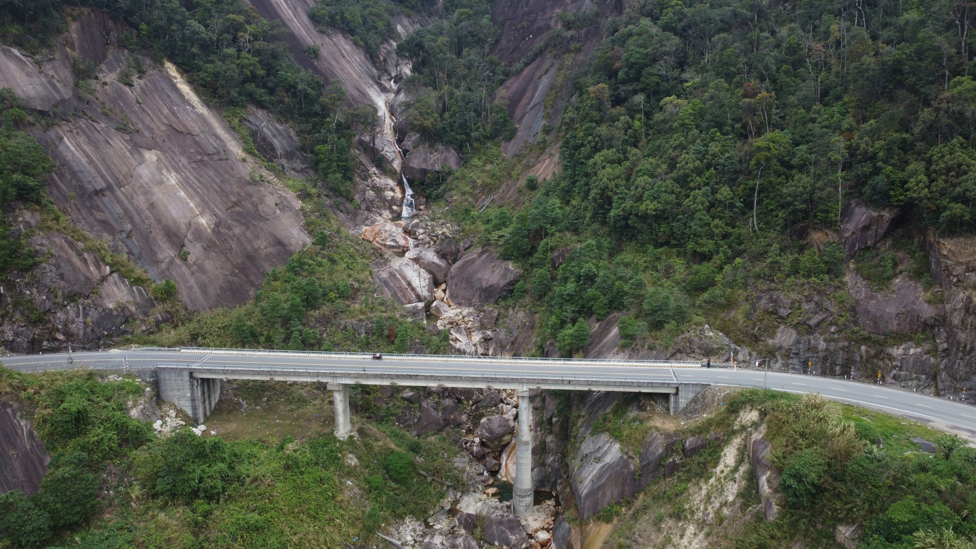 Cầu Gộp Dài bắc qua vực sâu nằm trên đèo Khánh Lê