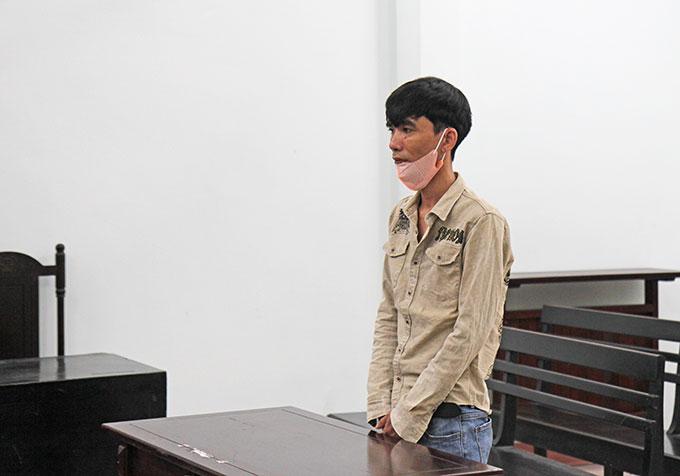 Bị bắt quả tang đang mang ma túy đi bán