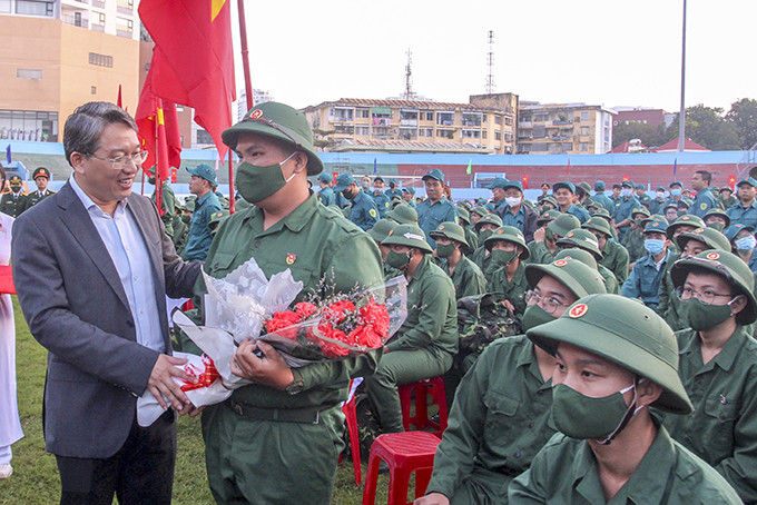 Đồng chí Nguyễn Hải Ninh - Ủy viên Trung ương Đảng, Bí thư Tỉnh ủy động viên thanh niên lên đường nhập ngũ năm 2023.