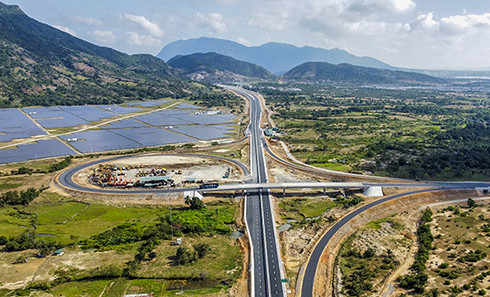 Điểm đầu nút giao thông đường bộ cao tốc Nha Trang - Cam Lâm, cửa ngõ phía nam của tỉnh.  