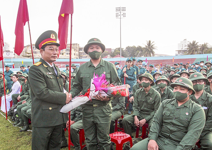 Đại tá Bùi Đại Thắng động viên thanh niên lên đường nhập ngũ năm 2023.