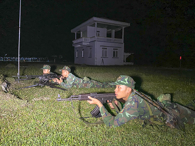 Lực lượng vũ trang tỉnh tăng cường huấn luyện đêm.