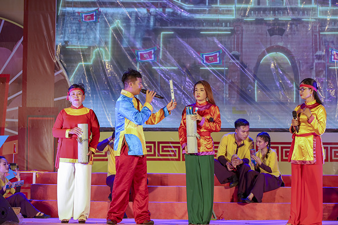 Các thành viên Câu lạc bộ Bài chòi cổ Ninh Hòa trong một buổi diễn.