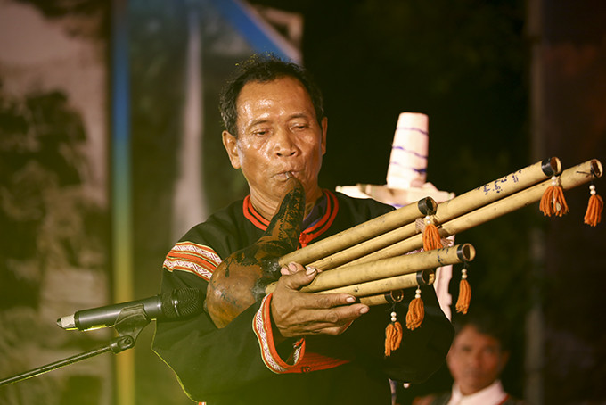 Nghệ nhân người Ê đê ở xã Khánh Hiệp  (huyện Khánh Vĩnh) biểu diễn khèn bầu. 