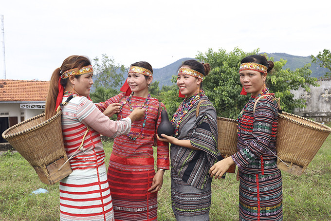 Thiếu nữ Ê đê ở xã Ninh Tây (thị xã Ninh Hòa) trong những bộ trang phục truyền thống.