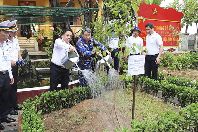 Đồng chí Nguyễn Hải Ninh - Ủy viên Trung ương Đảng, Bí thư Tỉnh ủy  trồng cây lưu niệm tại đảo Sinh Tồn. Ảnh: Thái Thịnh