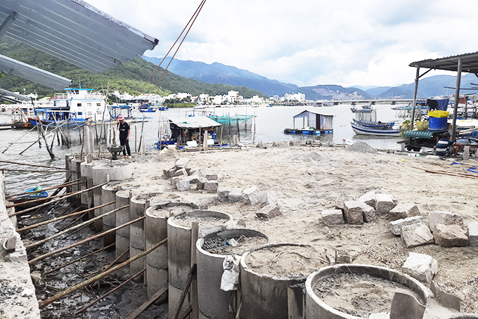 Một trường hợp đổ đất lấn sông Quán Trường (phường Vĩnh Trường).