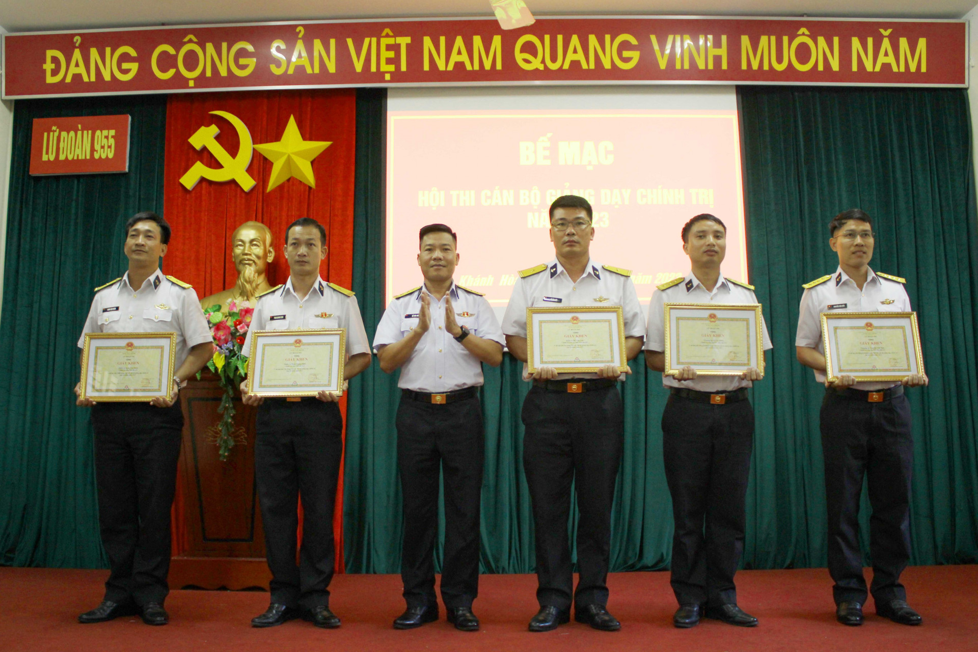 Thủ trưởng lữ đoàn khen thưởng các cá nhân đạt thành tích cao trong hội thi cán bộ giảng dạy chính trị giỏi cấp lữ đoàn năm 2023